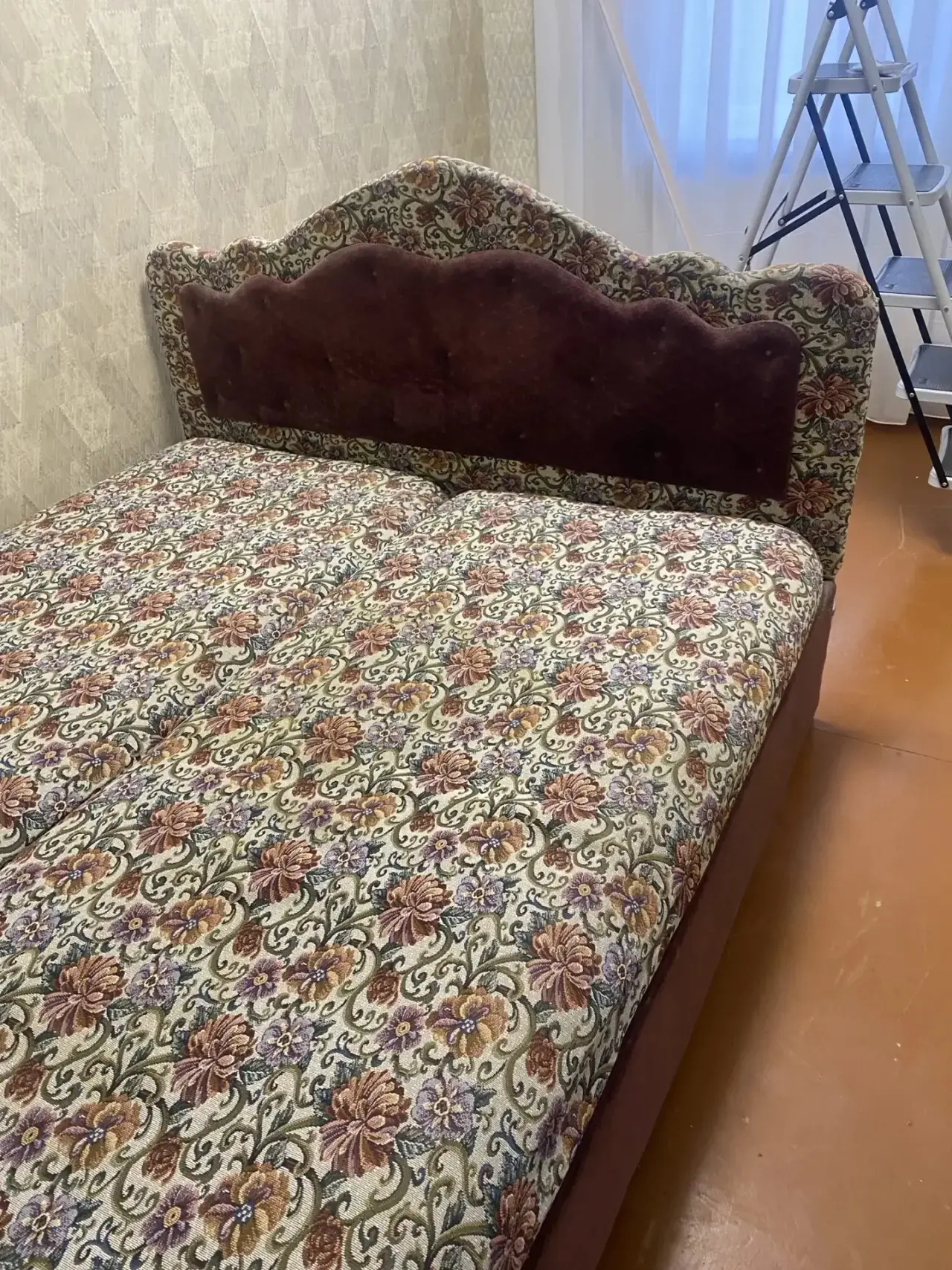 Продаем кровать, срочно! , ширина 160 см, отдам за 2к. Тел. 89892222055