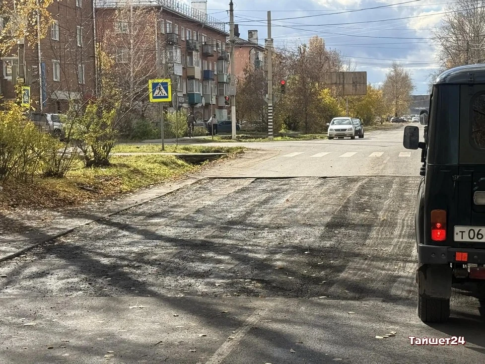 Клок нового асфальта вырвали на улице Суворова перед её пересечением с Партизанской.