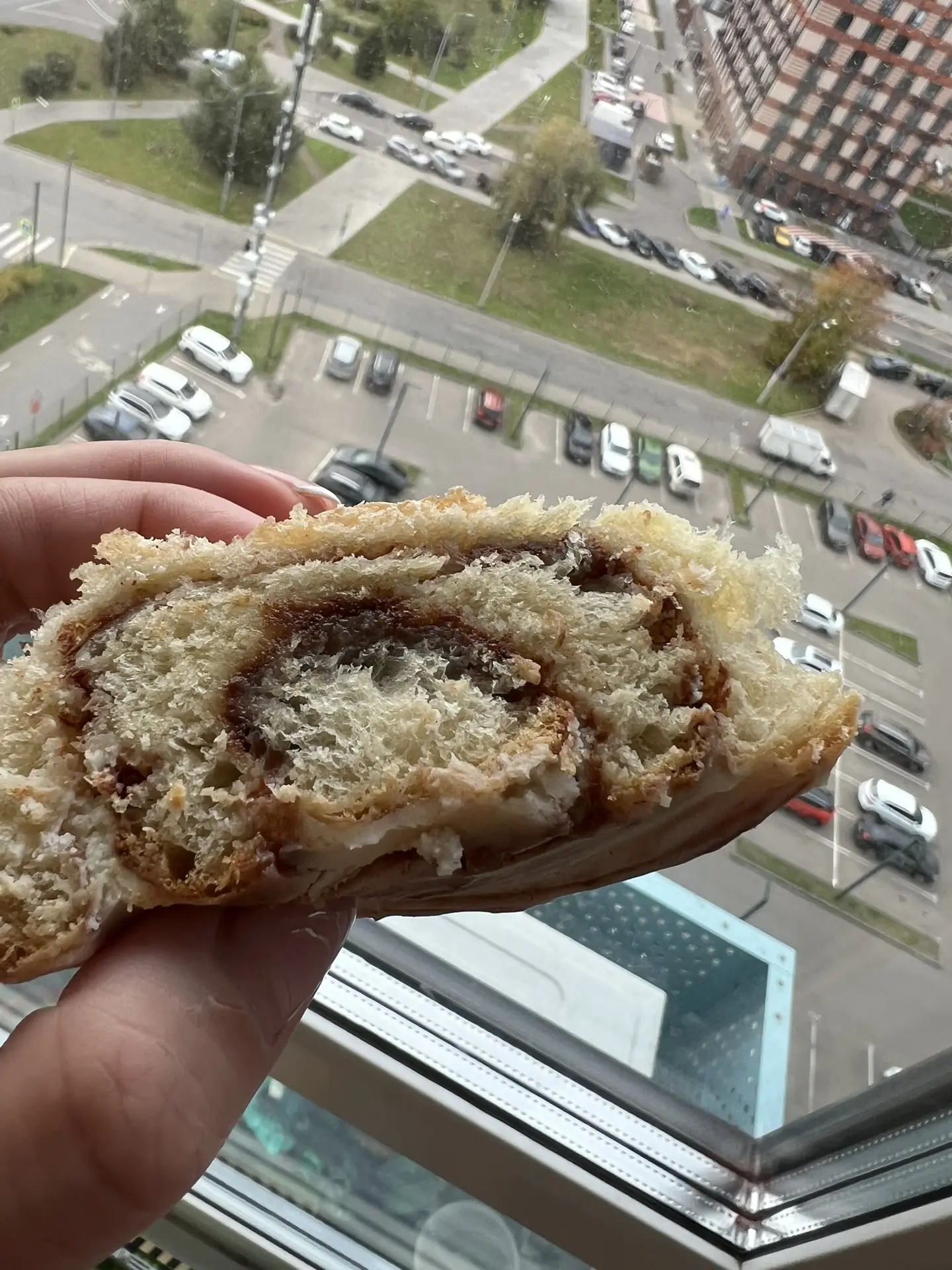 Синнабон свежий, мягкий, пропитанный, очень вкусный, мне понравился.