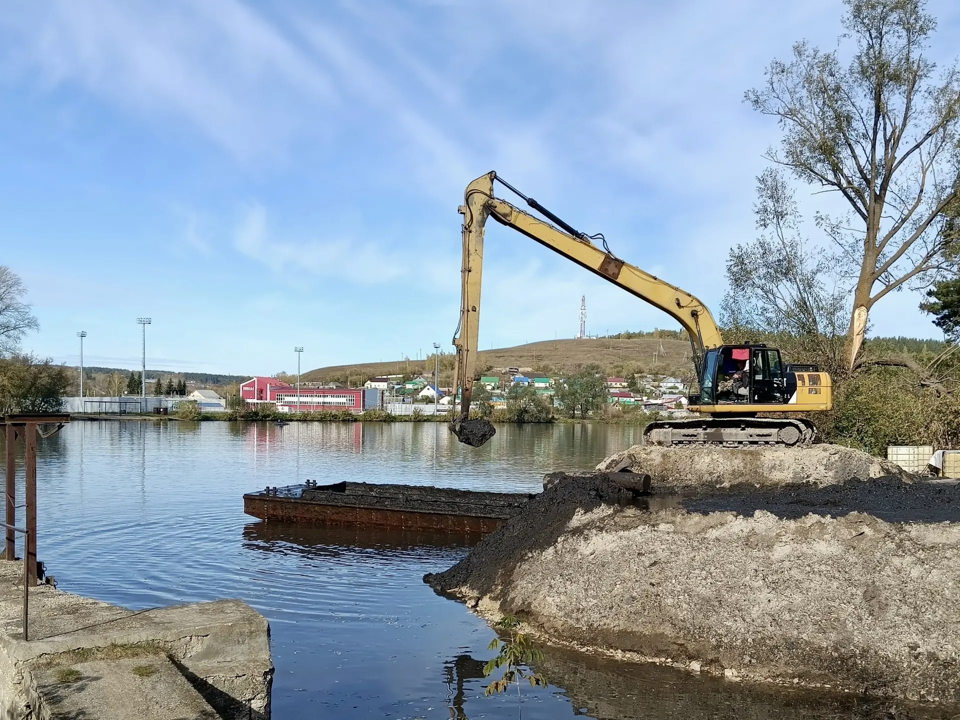 💧 С начала октября из Школьного пруда в Исаклах убрали 6 тысяч кубометров ила