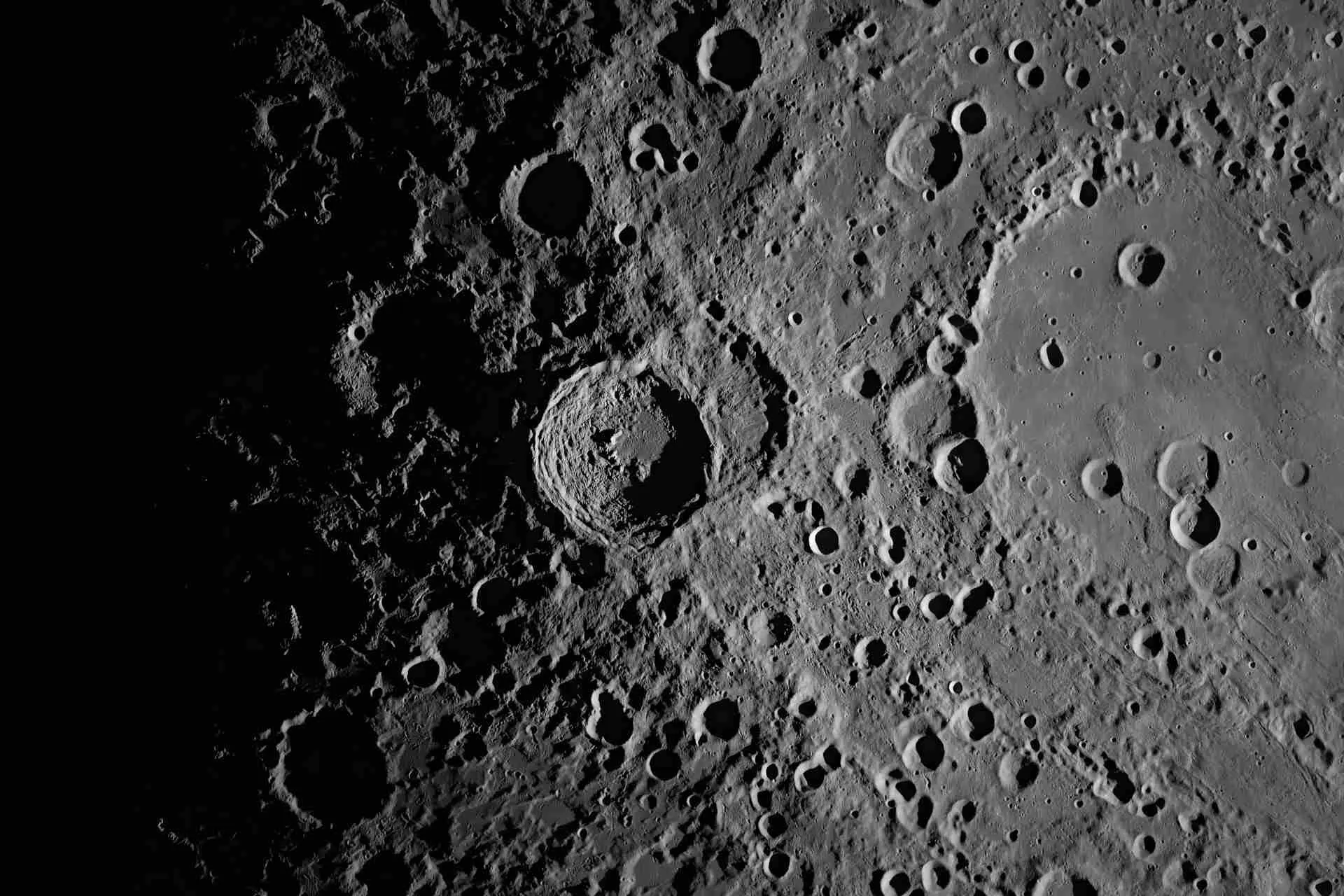 Астрономы вычислили скорость сжатия Луны по разломам на ее поверхности