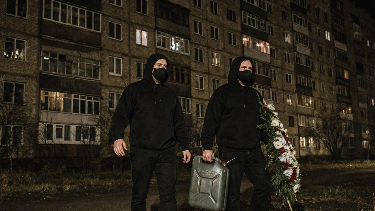 «Перережем всю семью». Родителей мучают за долги взрослого сына — семье подожгли дверь ...