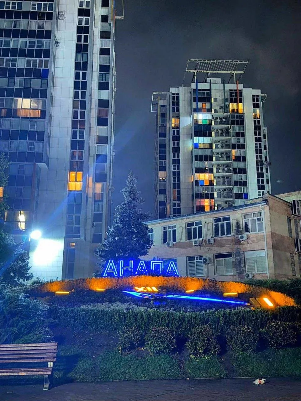 Анапа, центр курорта вечером 15 октября 2026.