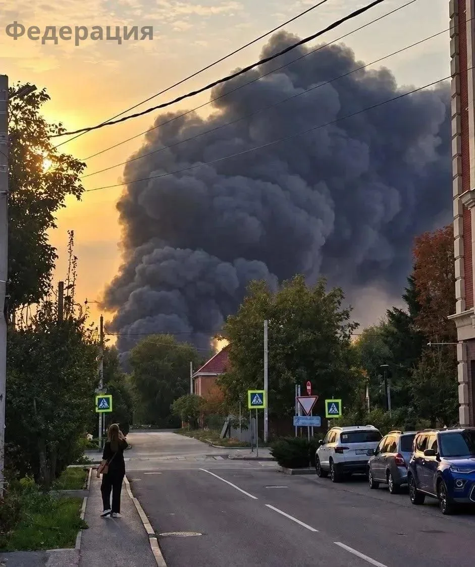 🔴Сильный пожар на предприятии "Аксайкардандеталь" в Ростовской области .