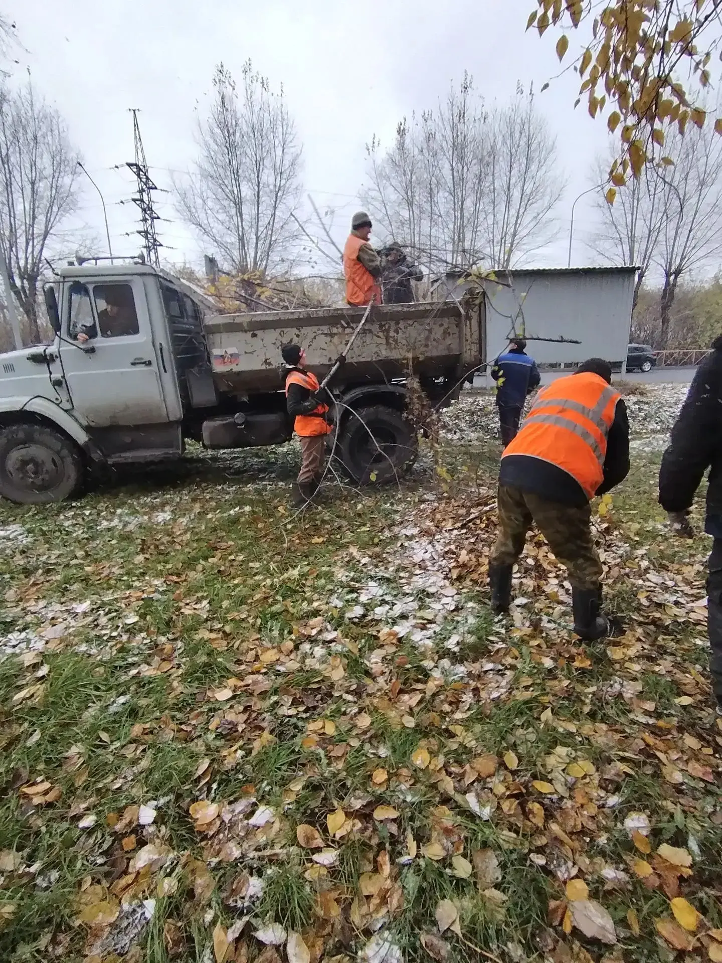 🌧️Несмотря на сырую погоду, наши сотрудники продолжают ежедневную уборку придомовых те...