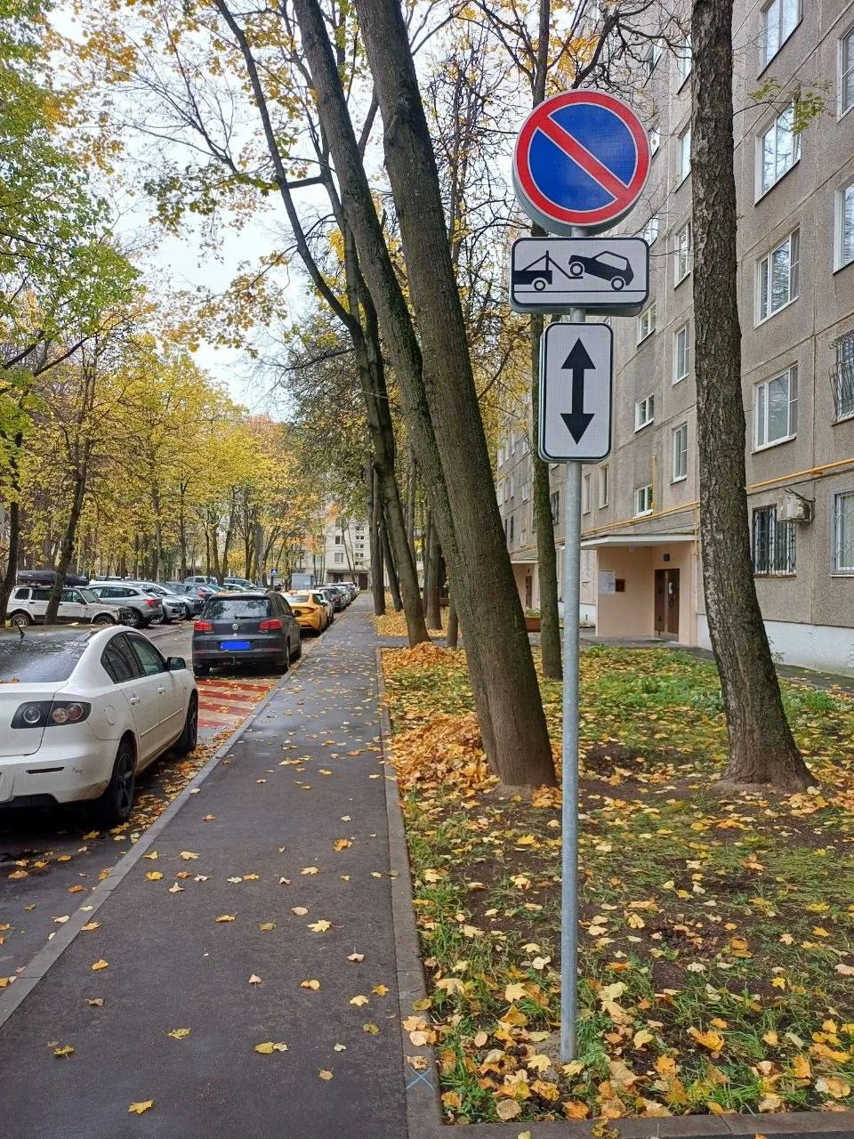 Во дворе между домами 55 и 58 на Профсоюзной поставили знак, запрещающий парковку. Будь...