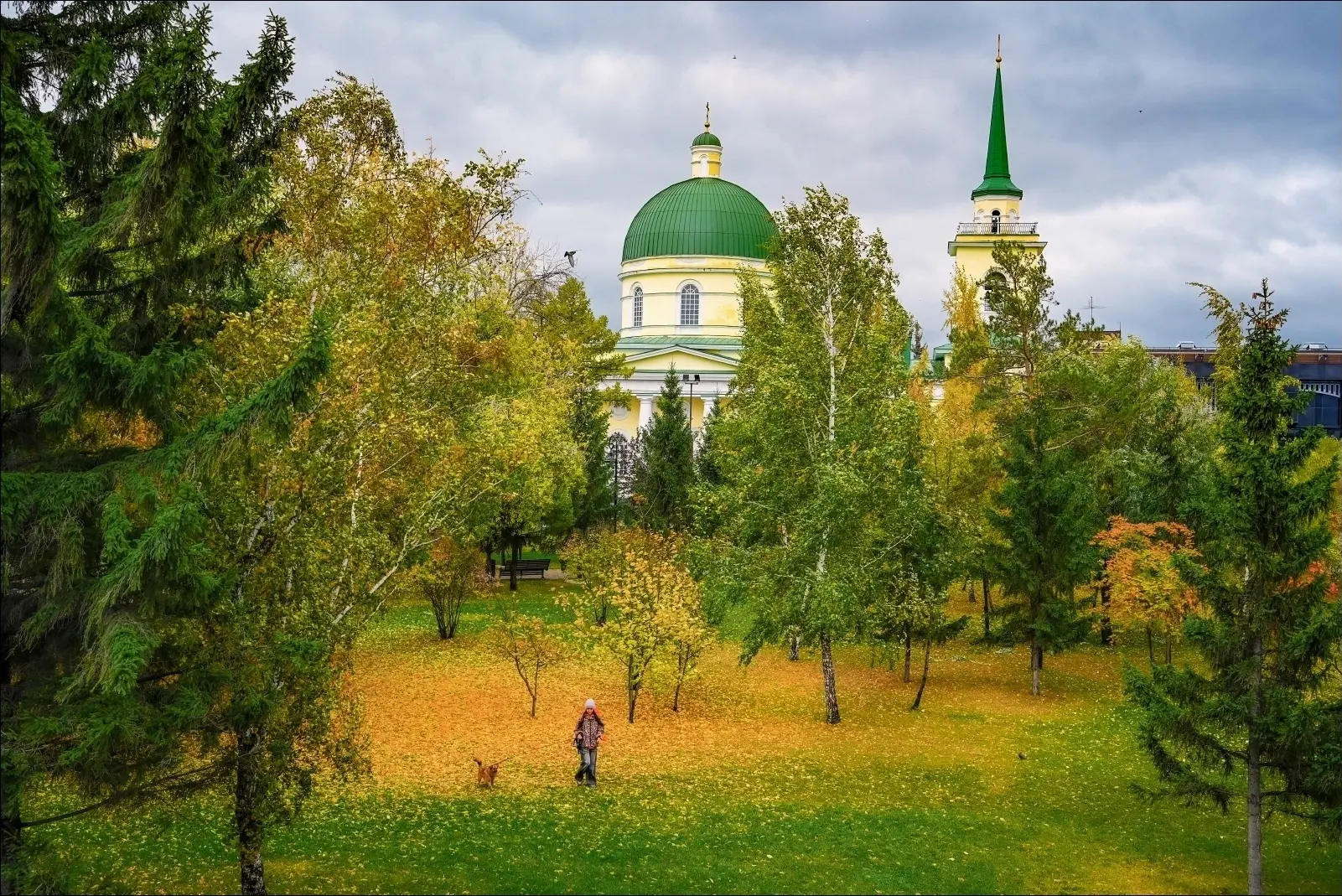 Театральный сквер и Никольский Казачий собор.