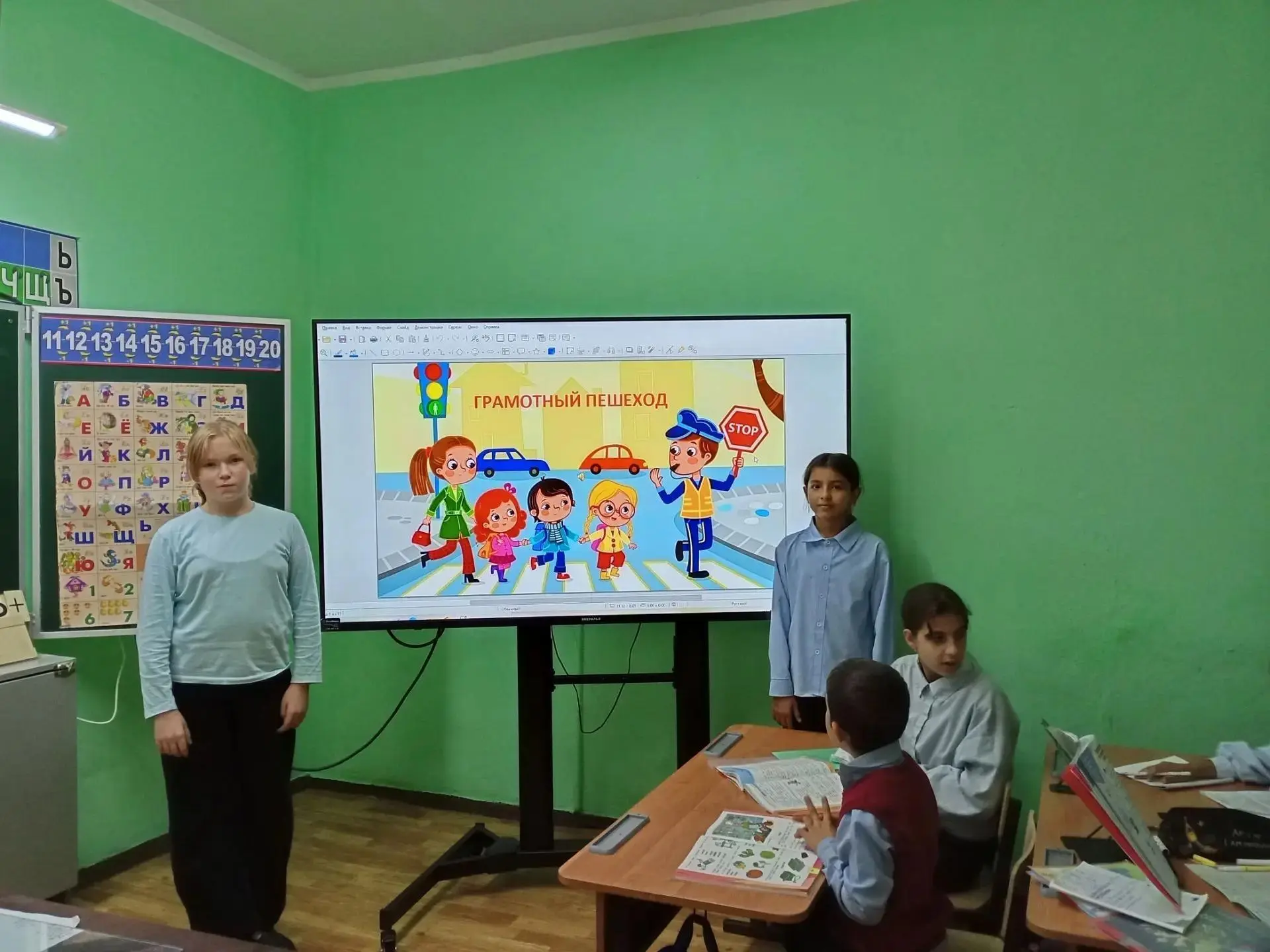 Ребята из отряда ЮИД посетили группу продлённого дня в начальных классах. С младшими шк...