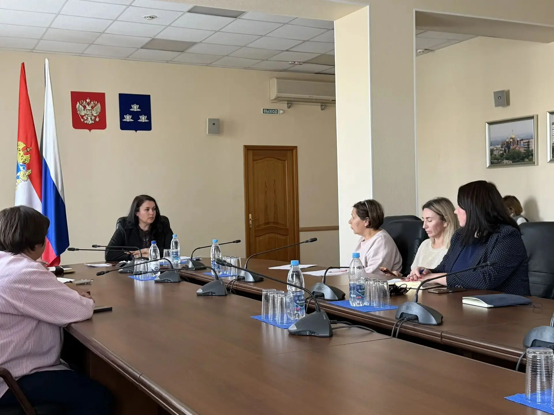 Глава города  Виктория Каткова встретилась с инициативной группой жителей дома, пострад...