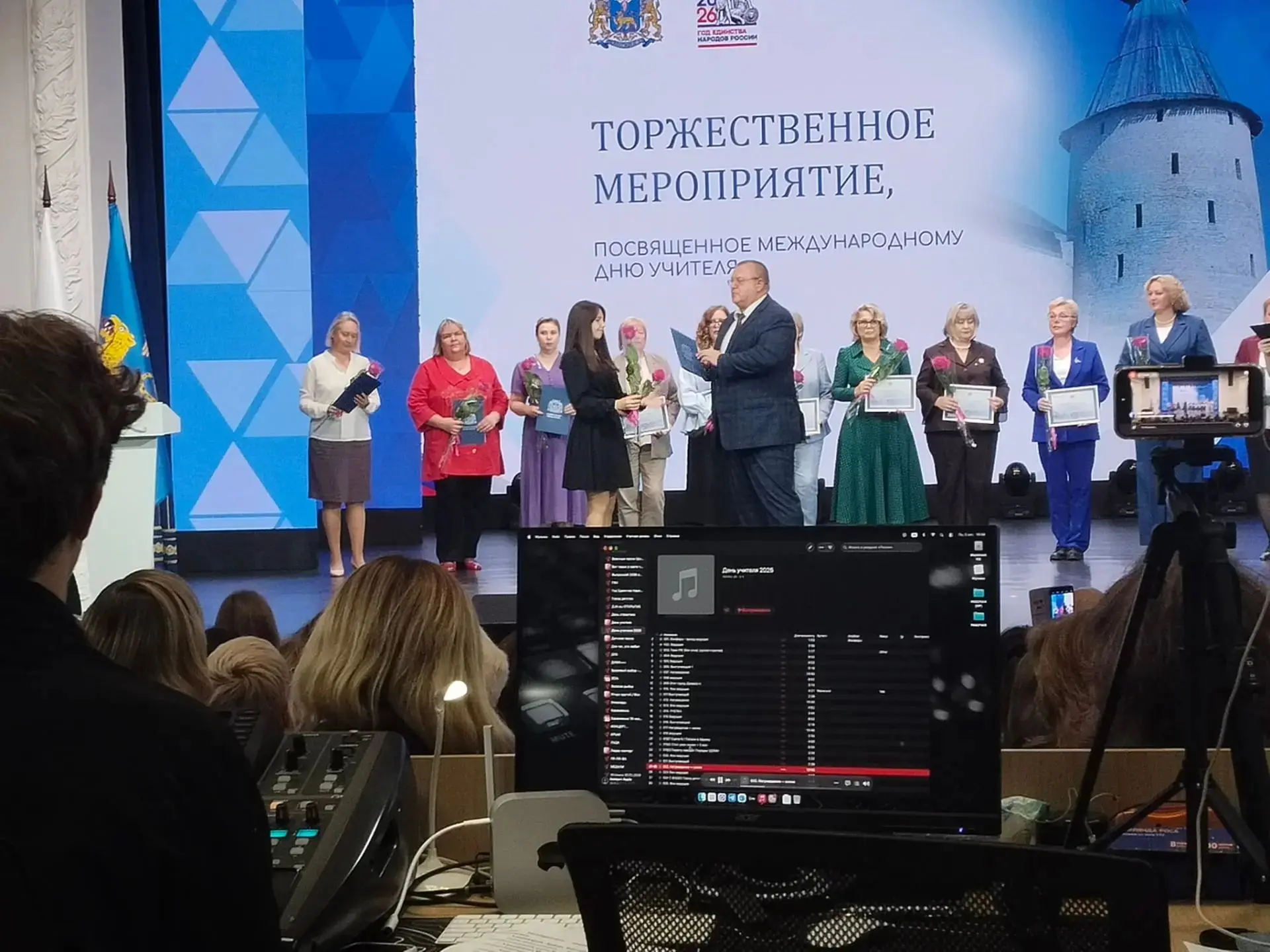 🎉 После школьного концерта делегация школы отправилась в Городской культурный центр, г...
