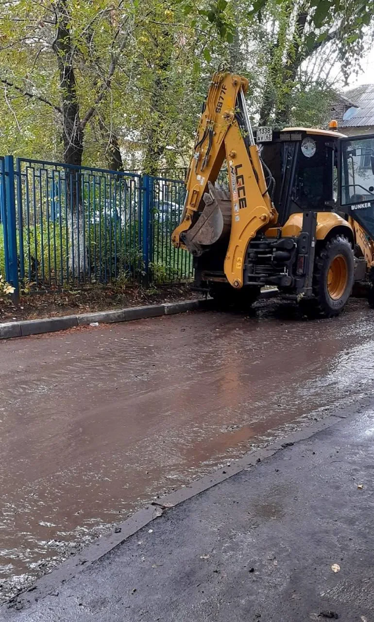 🏠 Жители дома № 5 в Школьном переулке возмутились ремонтом отмостки, во время которого...