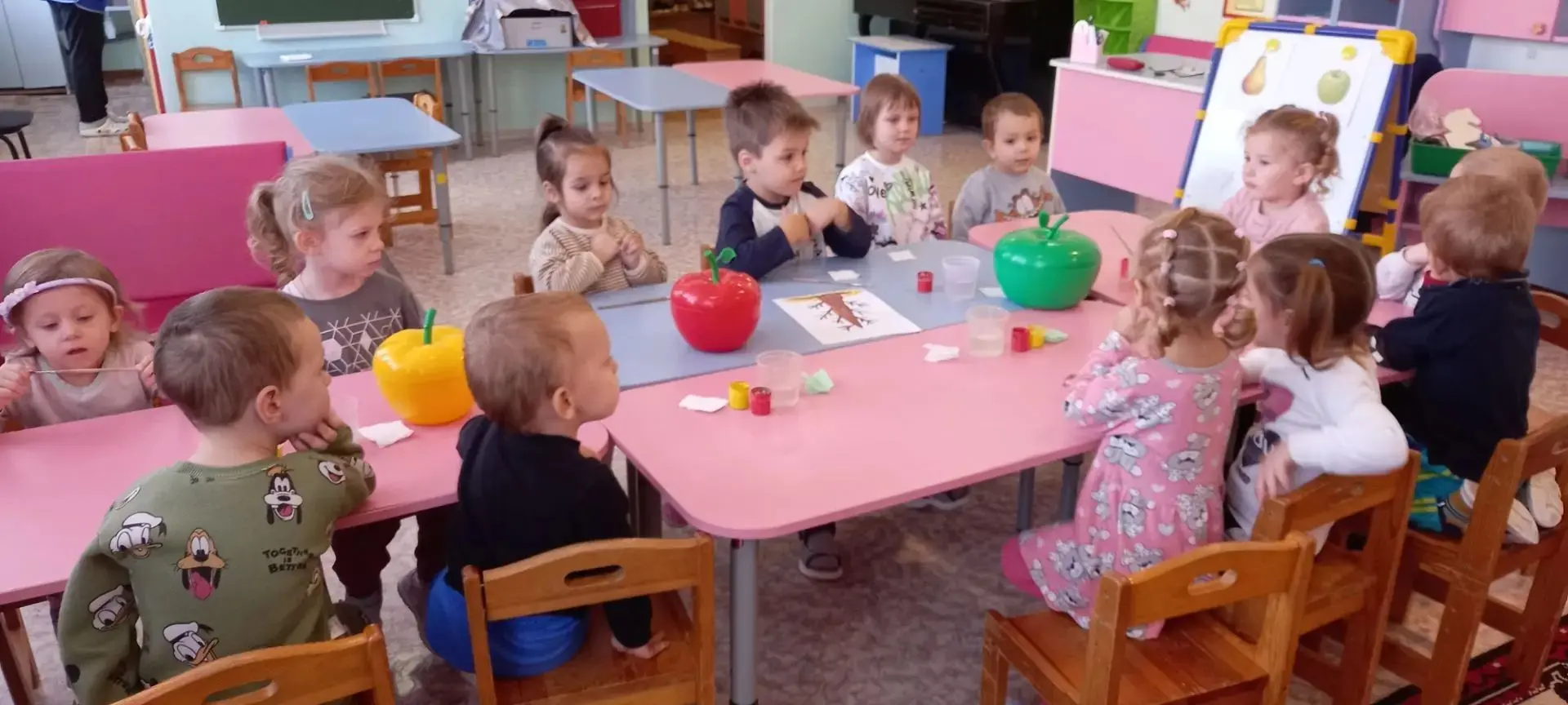 В группе "Бабочки" прошло интересное  занятие  по рисованию  красками ''Осенняя яблоня'...