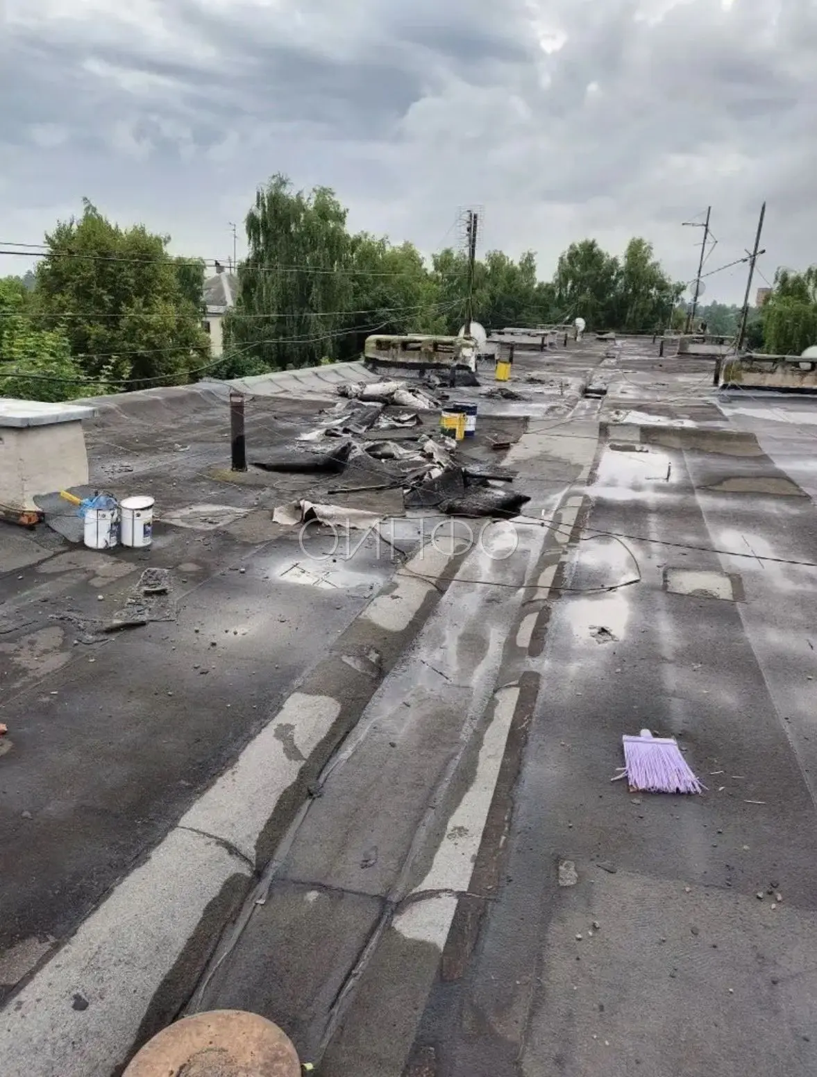 «Уже середина октября, а капремонт крыши не сделан даже на треть!», — бьют тревогу жите...