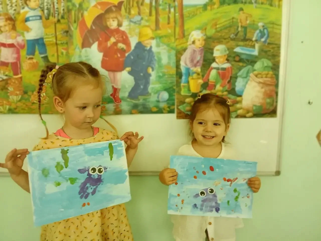 🎨 Сегодня во второй младшей группе «Смородинки» дети рисовали «Осьминога из ладошек»!