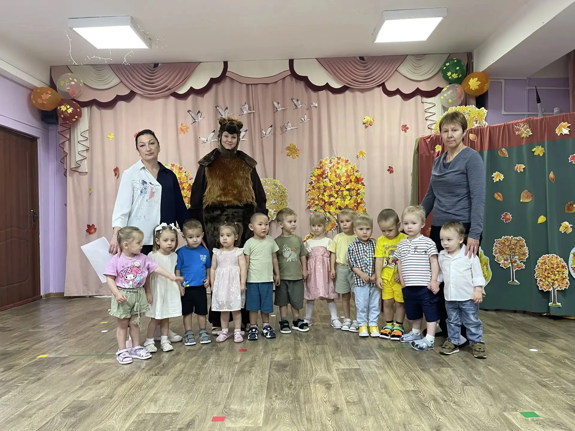 В нашей группе «Солнышко» прошёл чудесный осенний утренник. Зал превратился в настоящий...