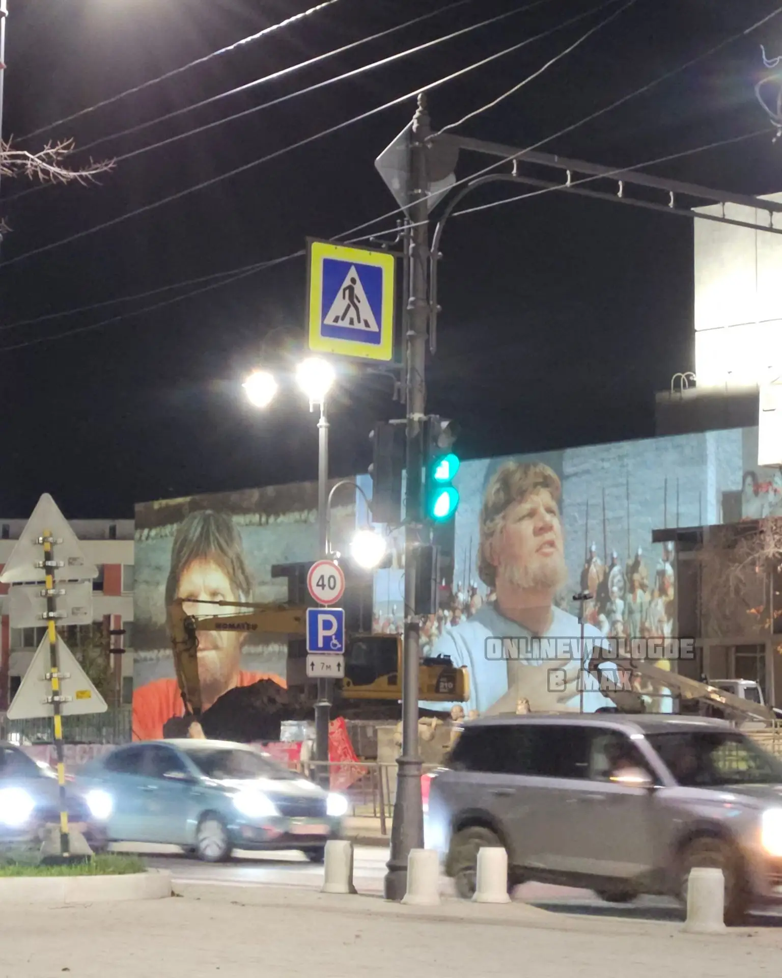У Драмтеатра, похоже, картины на фасаде меняться будут)
