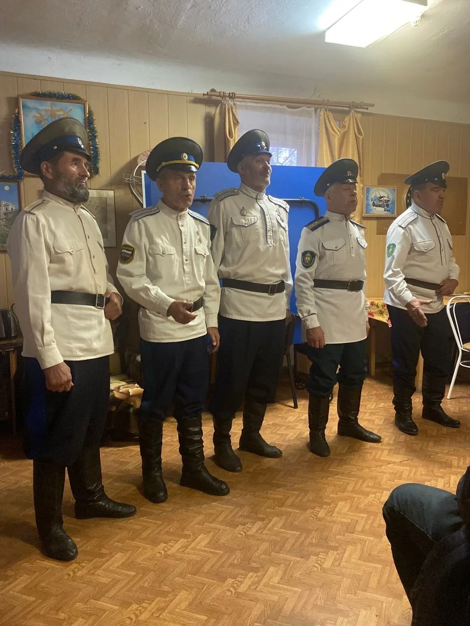 Казачий хор поздравил пожилых людей