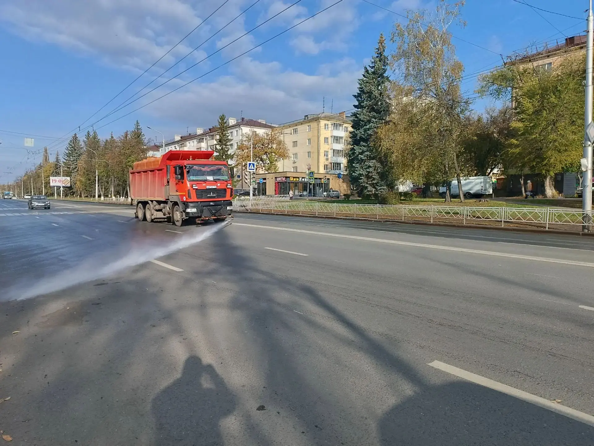 Субботнее утро коммунальных служб района всегда наполнено работами по благоустройству и...