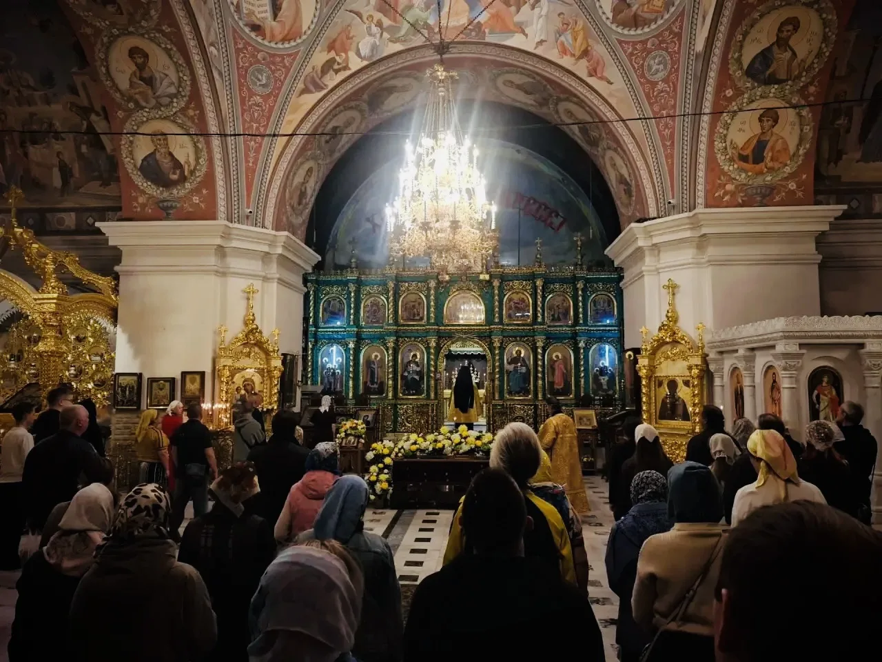Сегодня посетили вечернюю службу в Свято-Троицком соборе