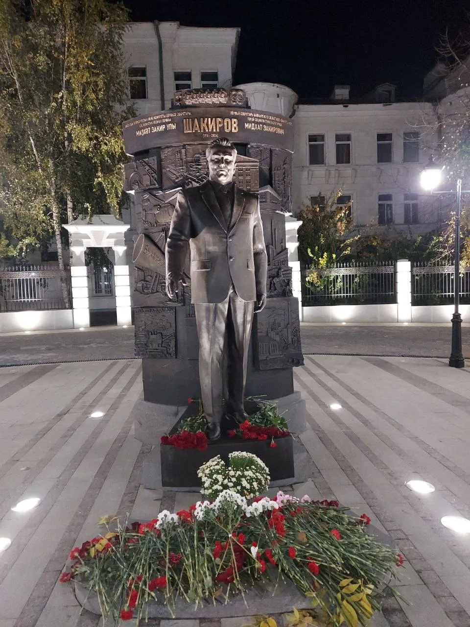 Автор: Памятник открыли Мидхату Шакирову в Уфе, с оборотной стороны монумента карта Баш...