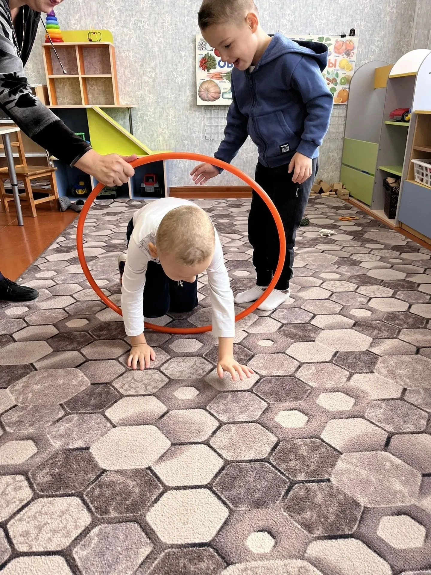 А у нас — весёлая физкультура! 🎉🤸‍♀️