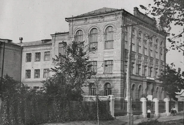 Школа № 9 в бывшей женской гимназии: 1950-е