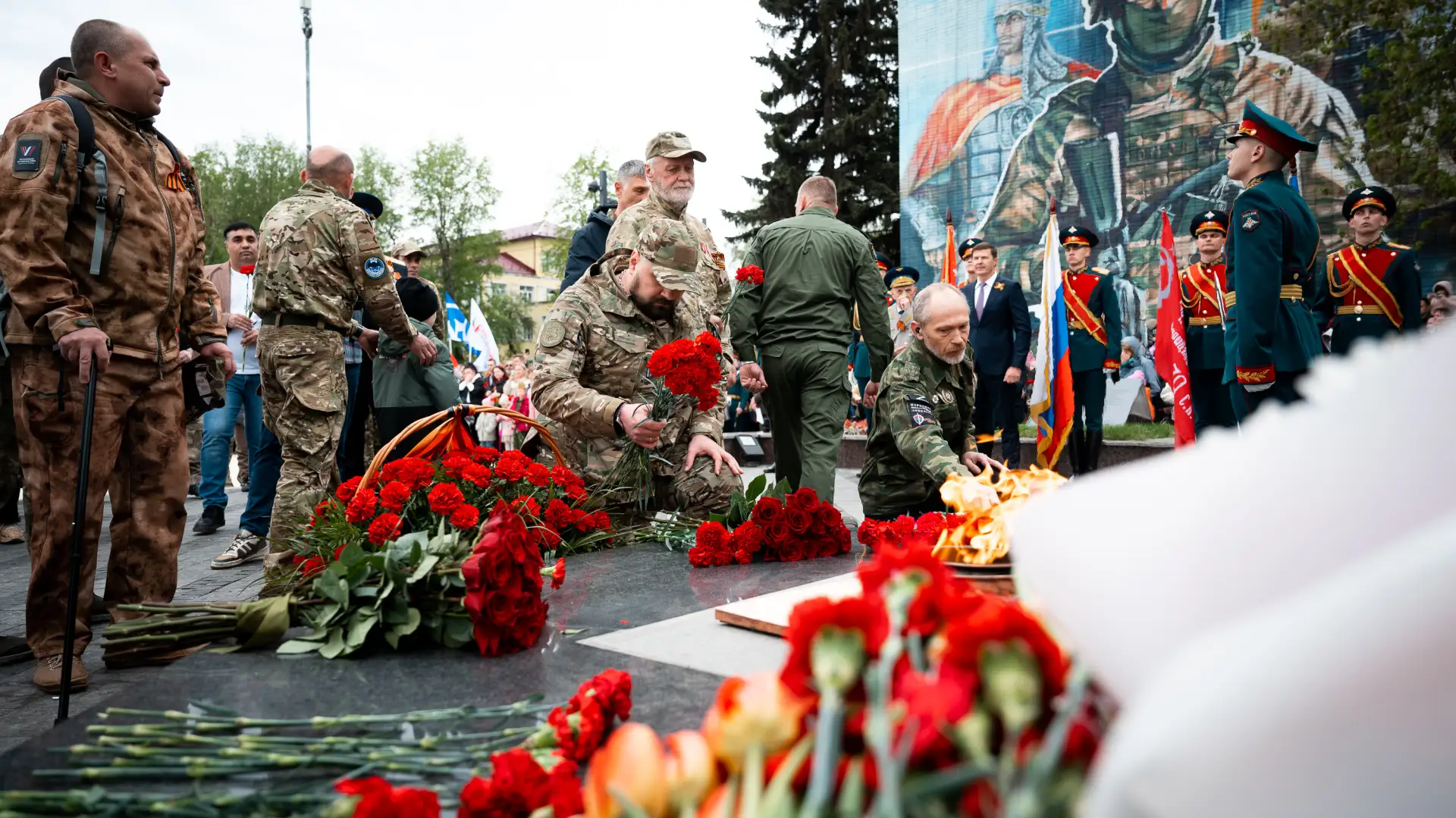 Через века, через года, — помните! О тех, кто уже не придет никогда, — помните!