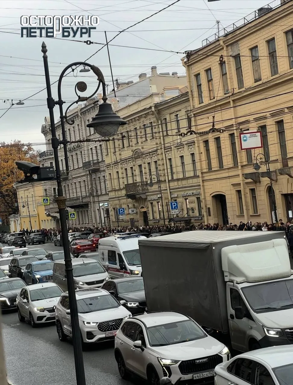 В Петербурге сотни людей пришли за бесплатным раменом, но супа на всех не хватило. 🙈