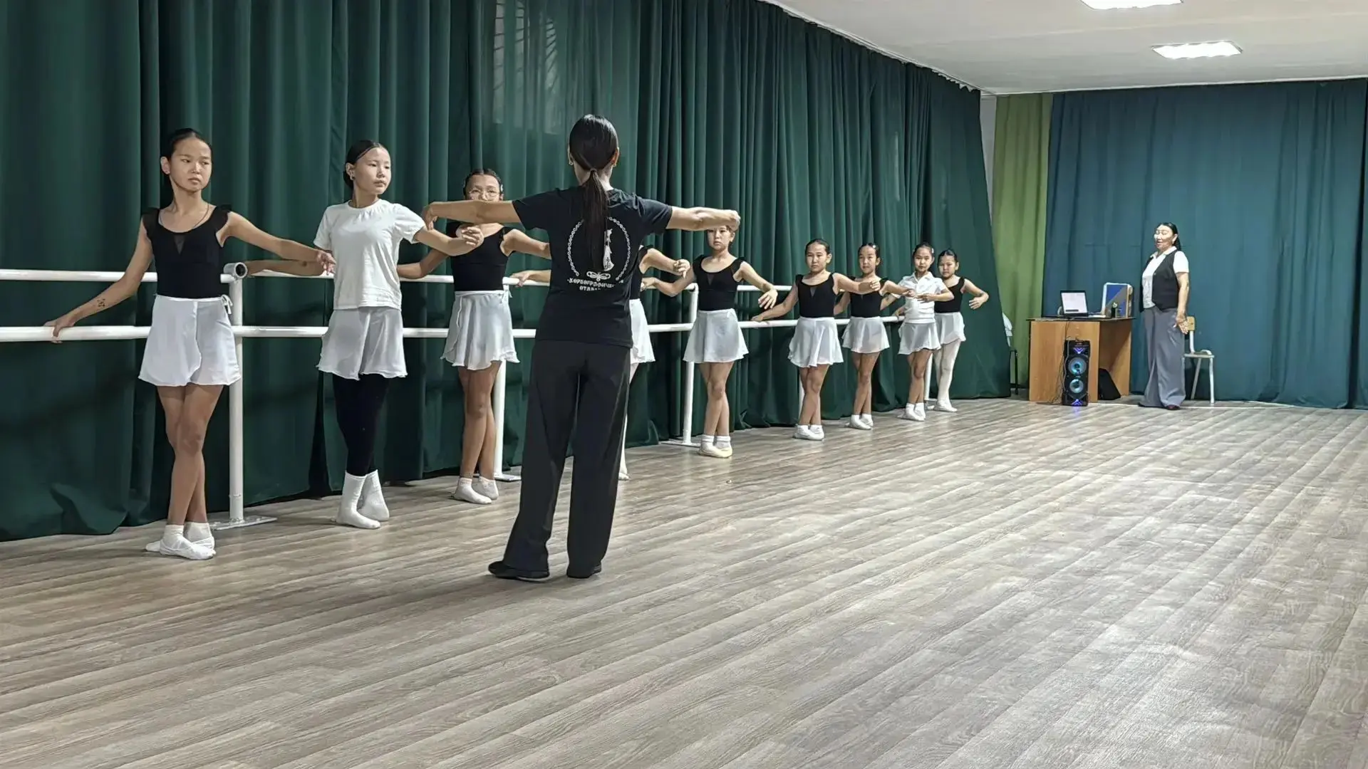 09 октября преподаватели Кызылского колледжа искусств им. А. Б. Чыргал-оола  Даржаа Бел...