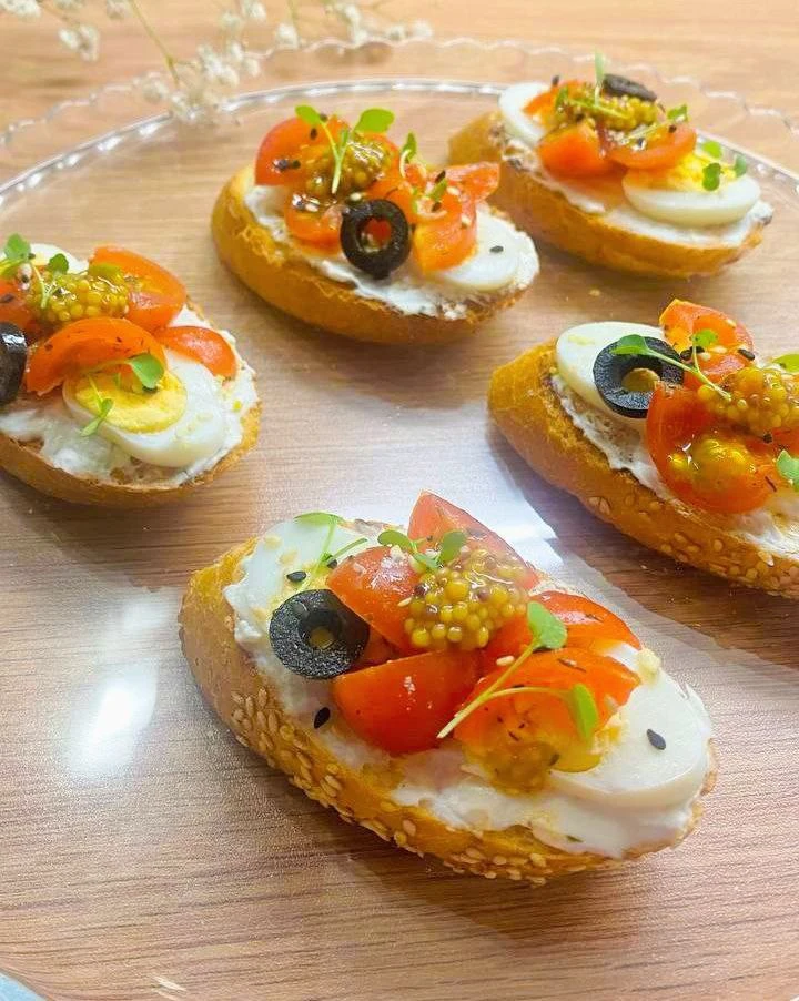 БРУСКЕТТА С ПРЯНЫМИ ЧЕРРИ И ЯЙЦОМ