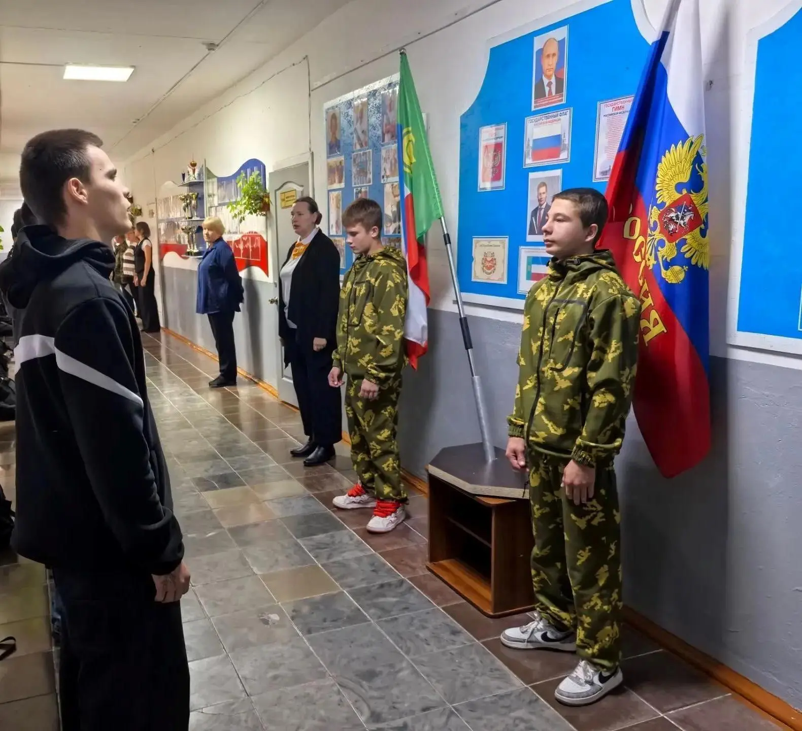 🇷🇺В нашей школе возрождена хорошая традиция — церемония выноса флага.