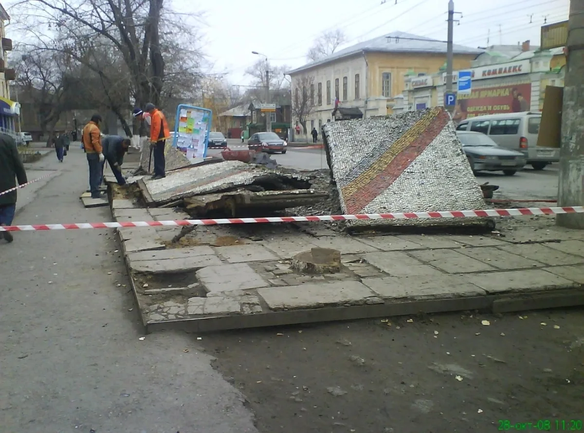 Раньше на ЦУМе стояла цементная остановка с мозаикой