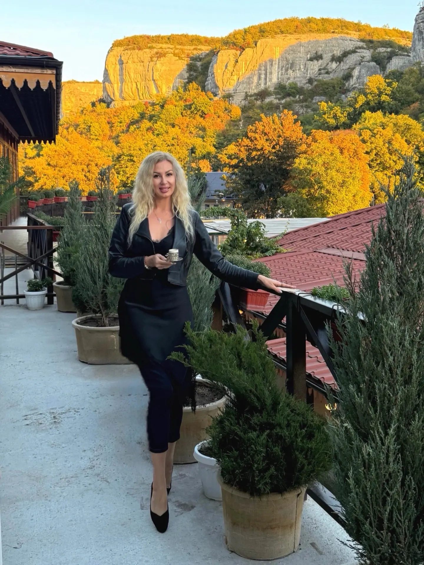 Отличных выходных вам желаю из атмосферного осеннего 🍂 ☕️ Бахчисарая.