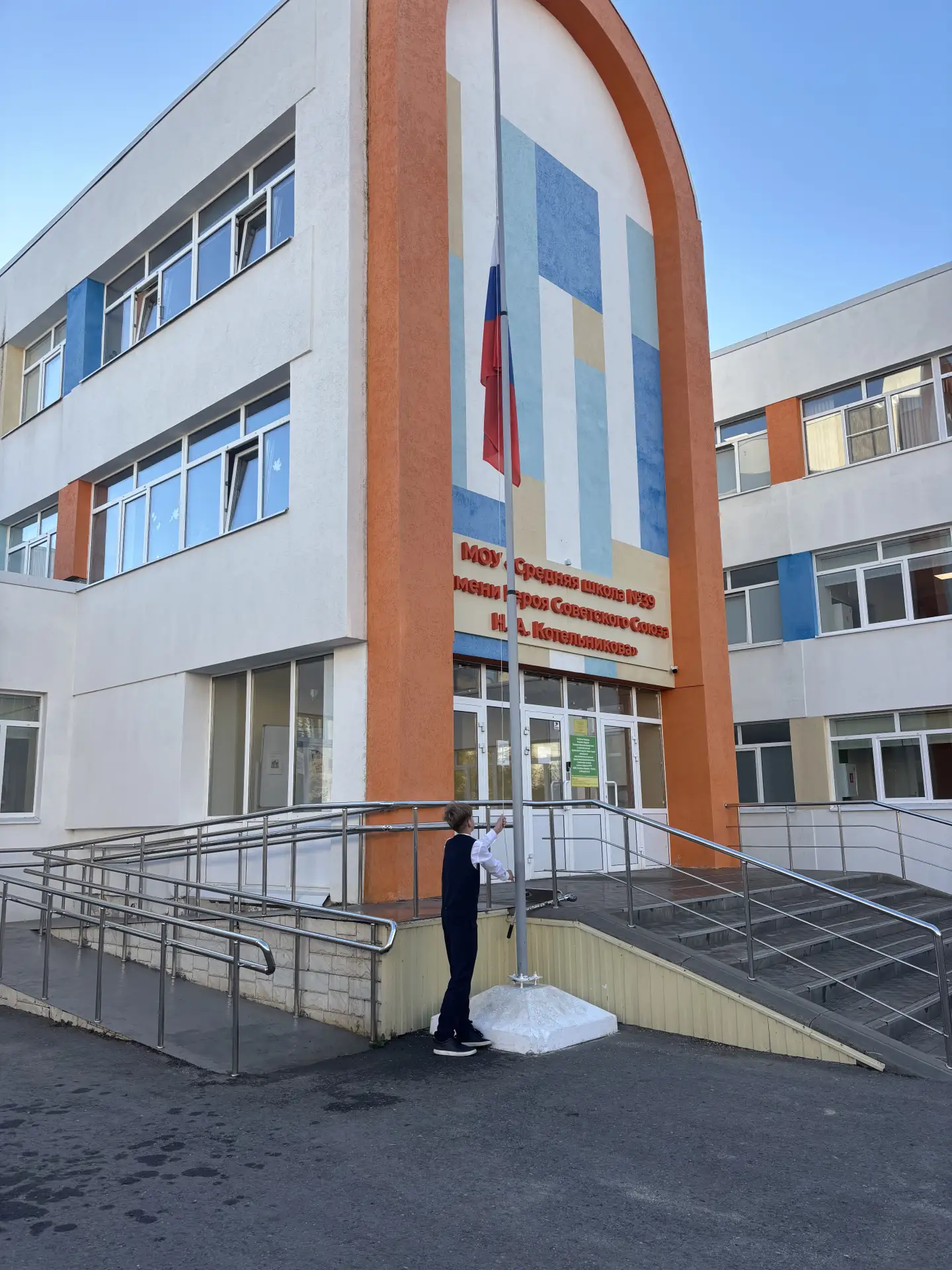🇷🇺 Утро понедельника началось с традиционной линейки поднятия флага и исполнения гимн...