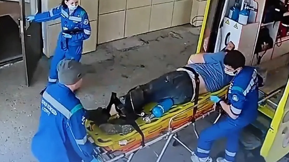 Сургутянину раздавило грудь сорвавшимся с домкрата автомобилем