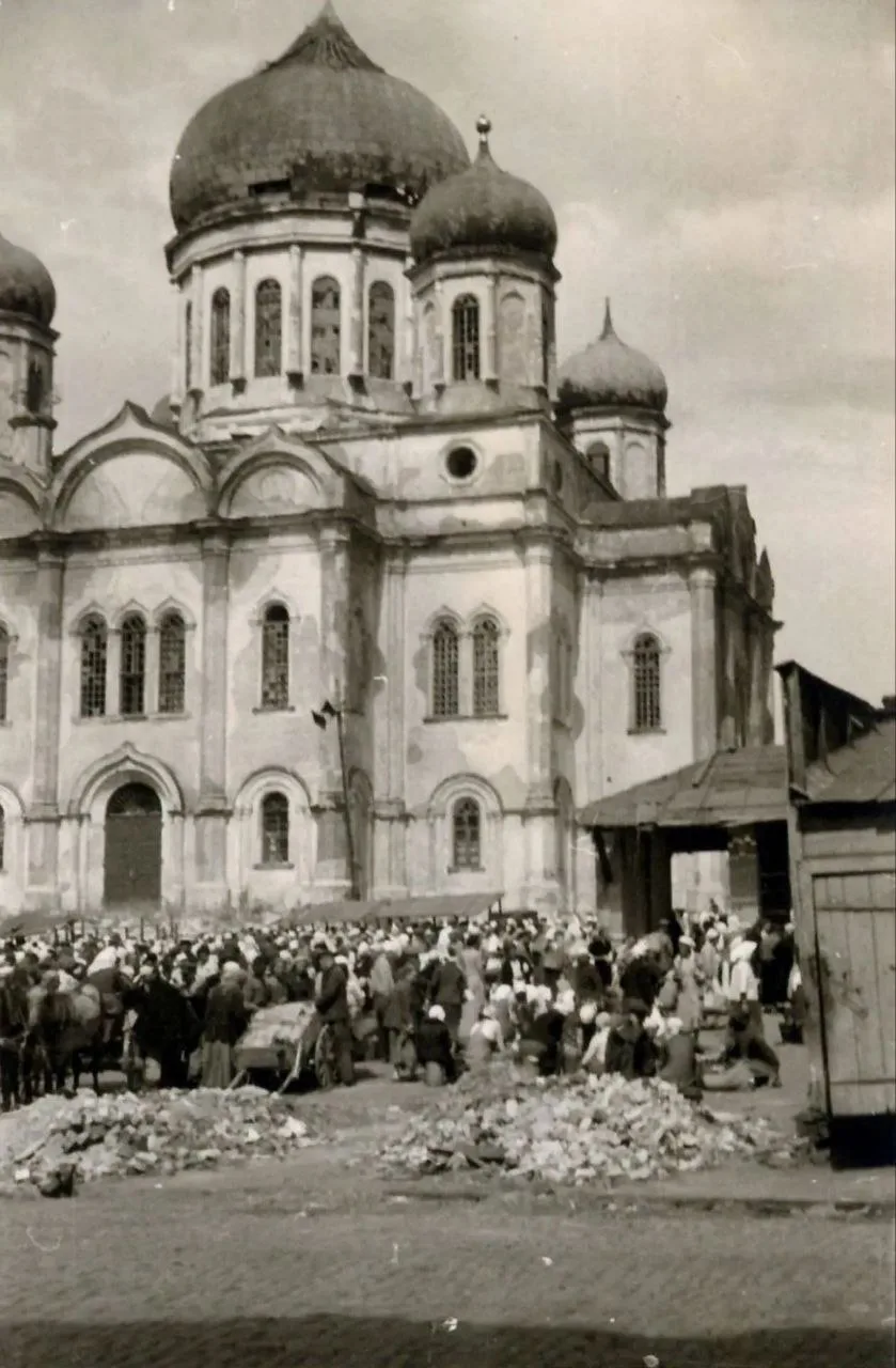 Фотография 1942 года. Торговля возле собора Рождества Пресвятой Богородицы на Старом ба...