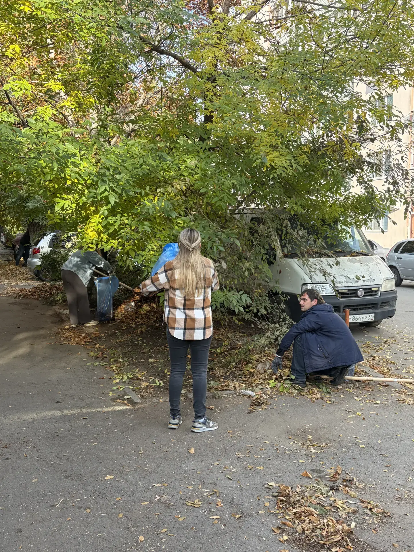 🍁 Сотрудники Госжилинспекции продолжают участие в месячнике по благоустройству