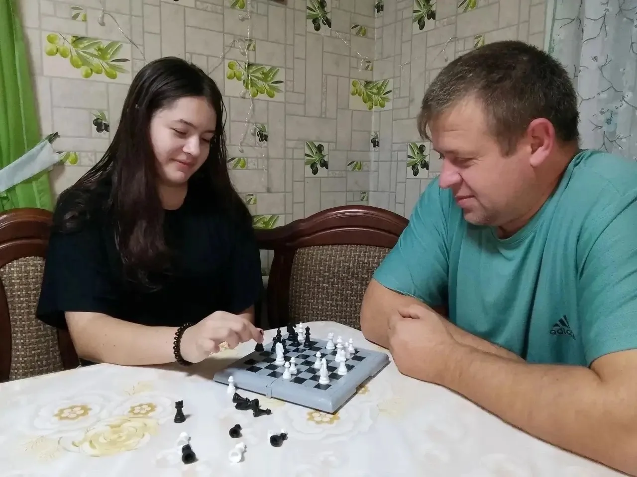 ♟️😌Мой папа очень любит играть вечерами в шахматы. В свободное время он учит меня. Я у...