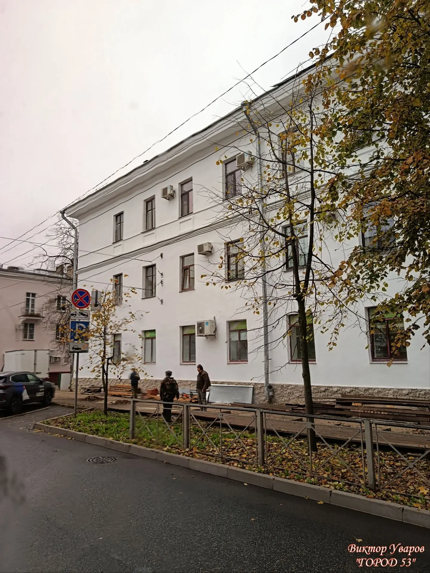 Вдоль фасада дома №14 по ул. Б. Санкт-Петербургской уже убирают строительные леса и огр...