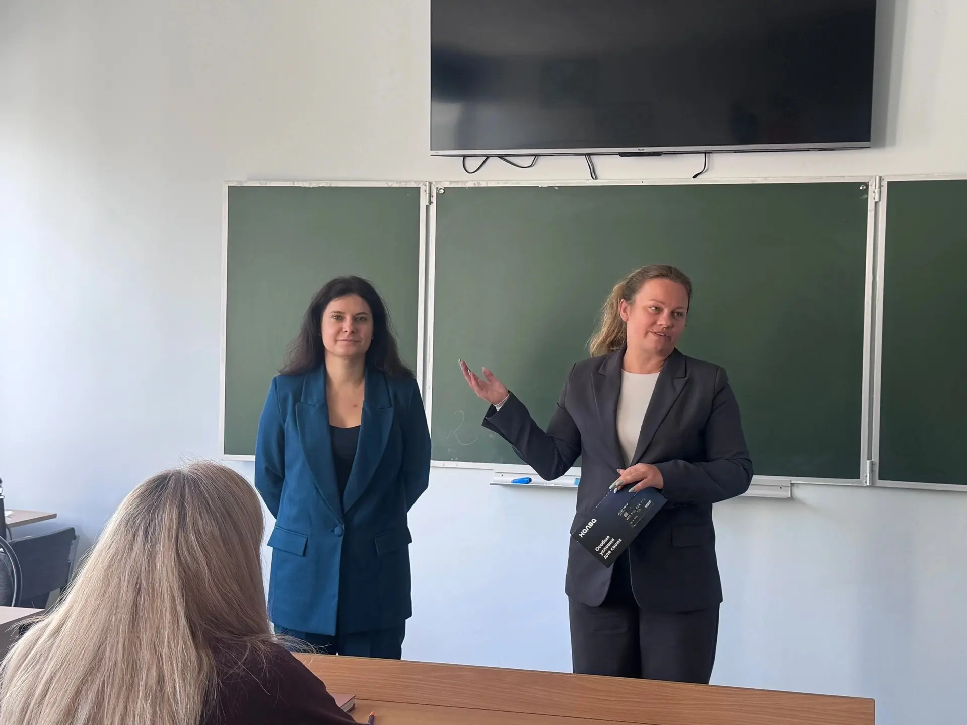 🤝 Полезное сотрудничество: встреча педколлектива с представителями Совкомбанка