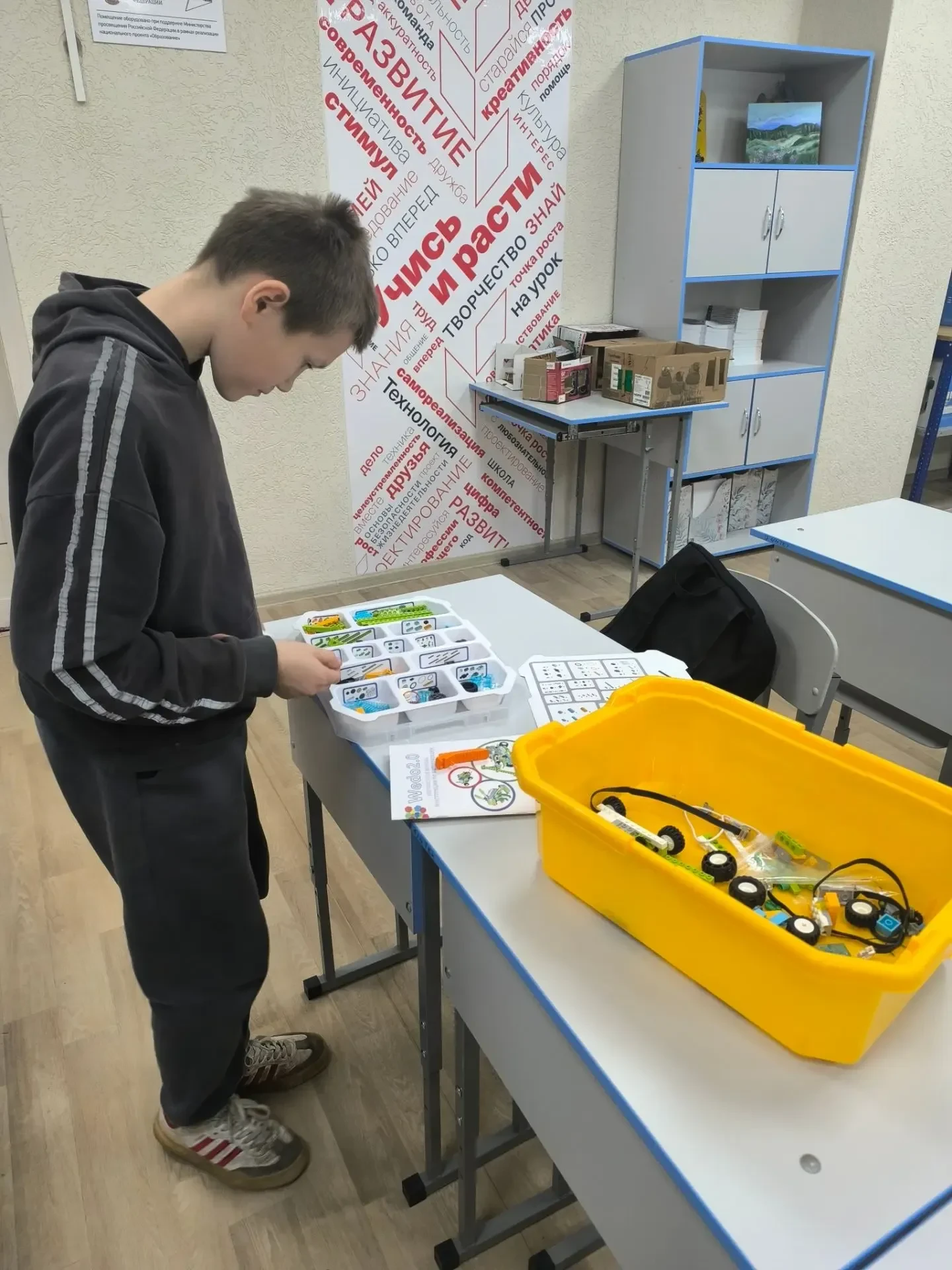 🎉 Знакомимся, разбираем, созидаем: как прошло первое занятие по Лего-конструированию в...