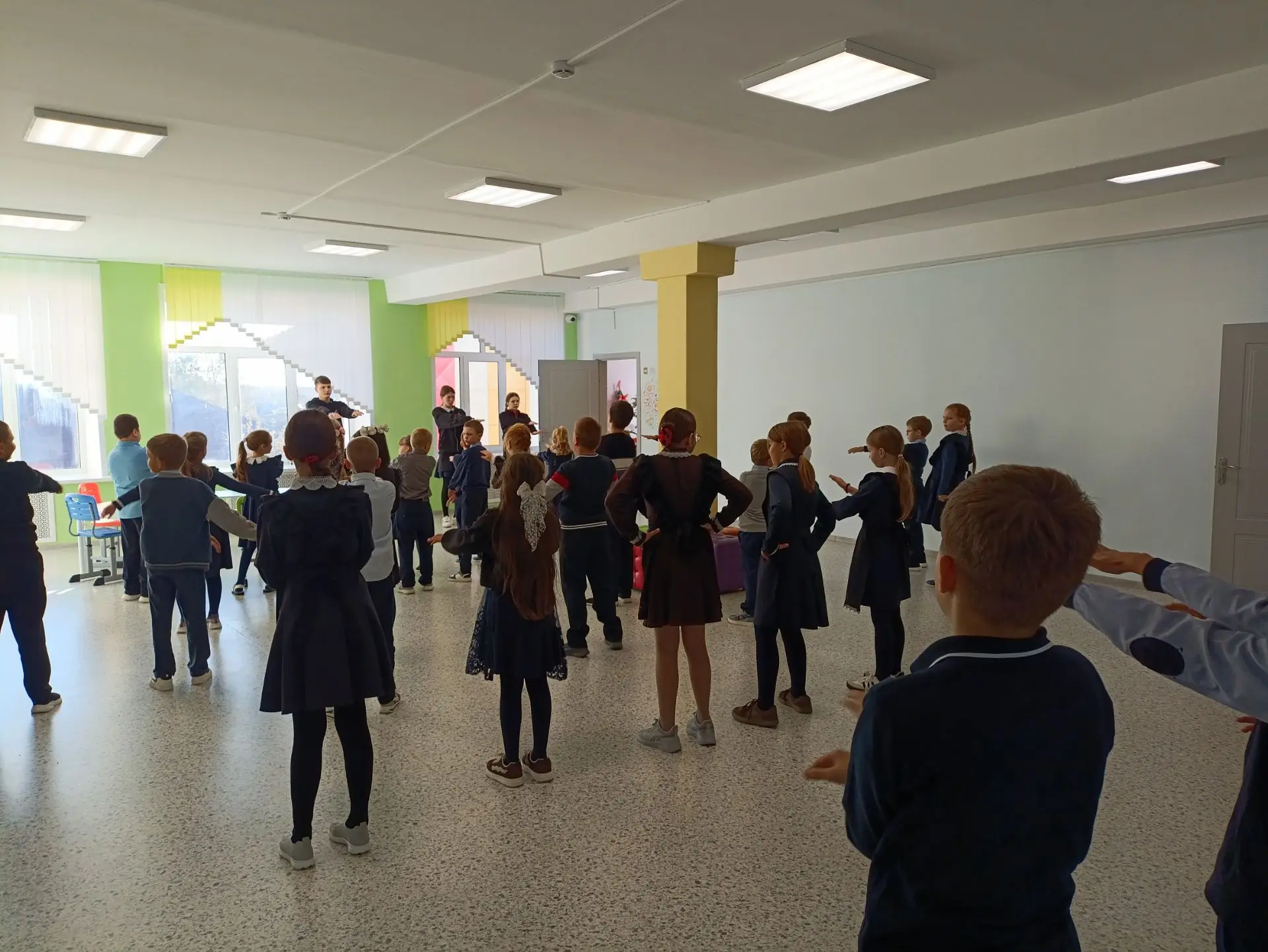 Здоровое поколение — сильная страна! Начальные классы на зарядке: подтянуты, веселы и п...