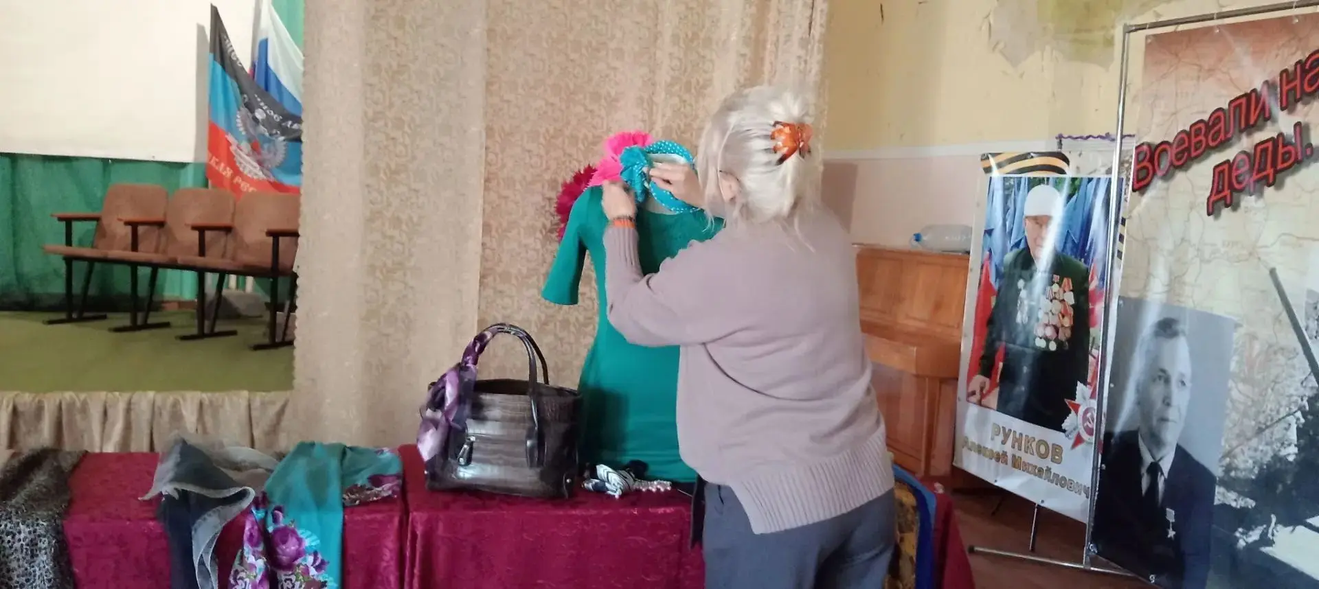 Платок— универсальный и стильный аксессуар. Его можно повязать разными способами и доба...