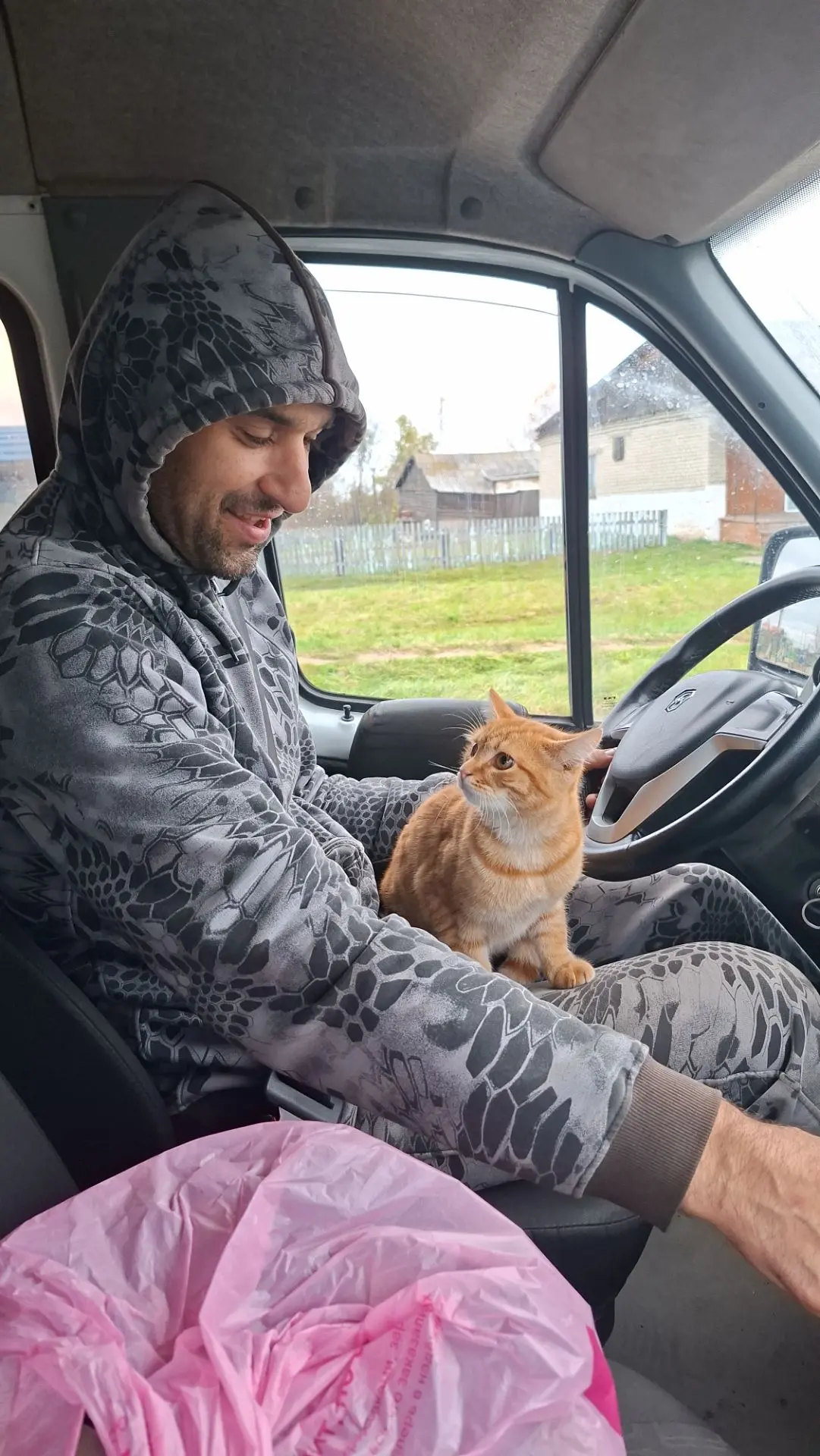 Вот так Макс не "любит" котов😁