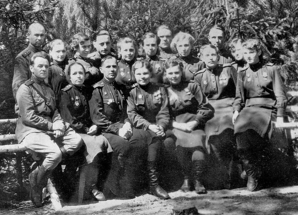 Групповой портрет военнослужащих 585-го медико-санитарного батальона 75-й гвардейской с...