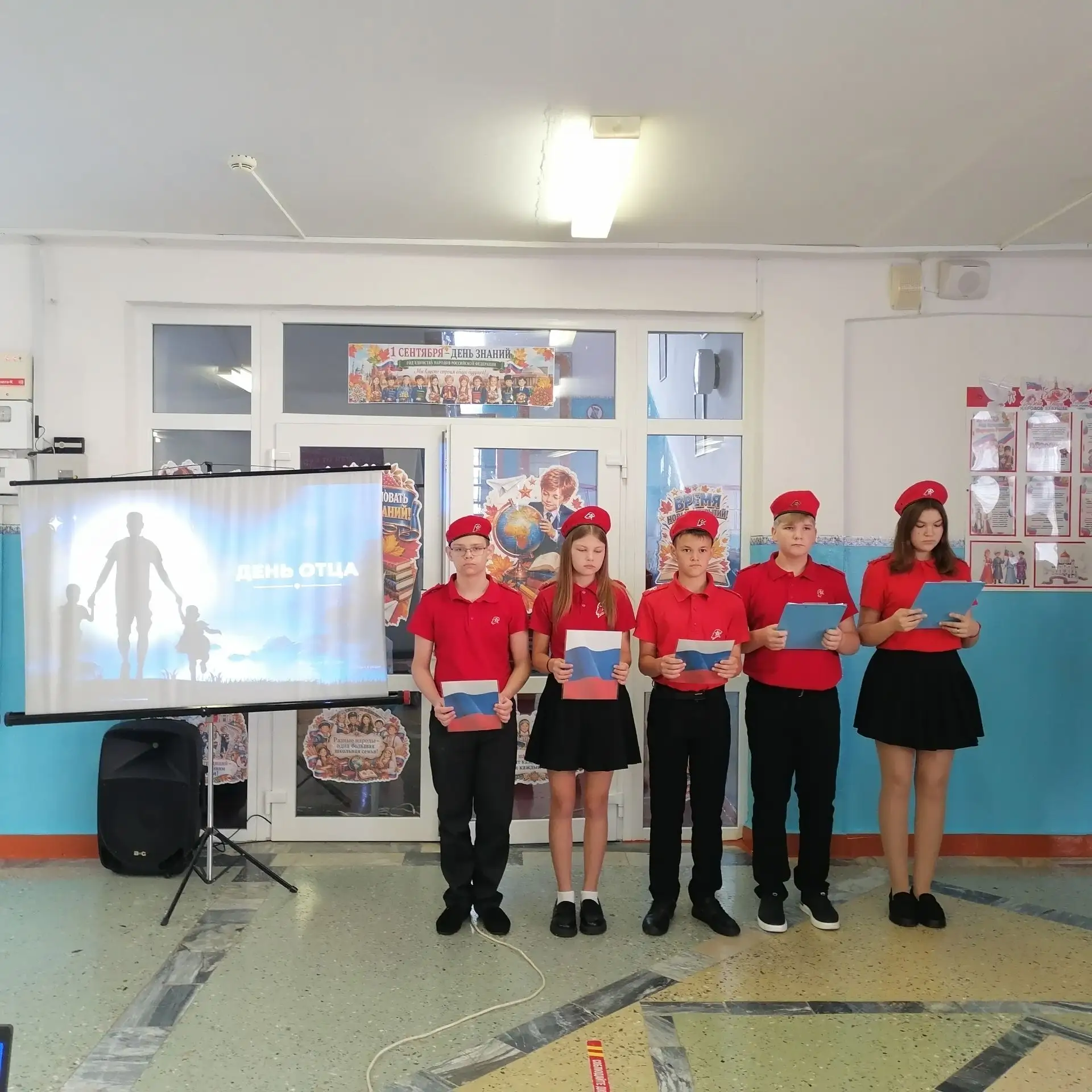 🇷🇺Традиционно рабочая неделя началась с выноса флагов и исполнения гимнов.