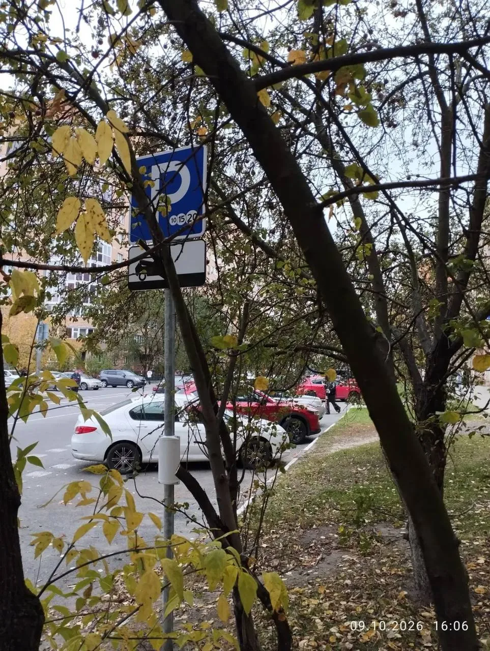 Саввинское шоссе, 4, к. 1, где ВТБ. Уже поставили знак в кустах и нарисовали  разметку 🚫