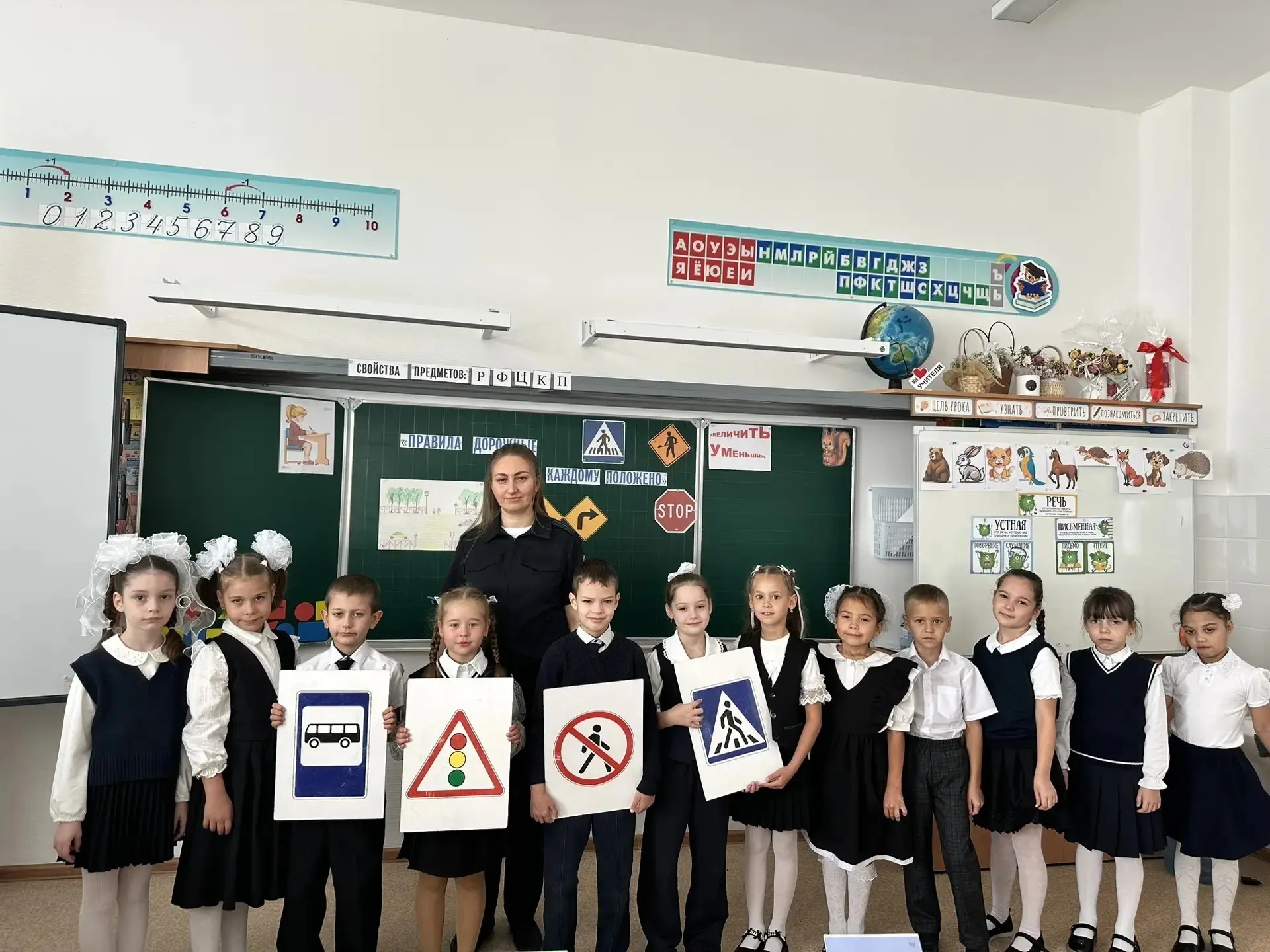 🚦 Неделя безопасности дорожного движения: "Засветись!" в 1 б классе🌟