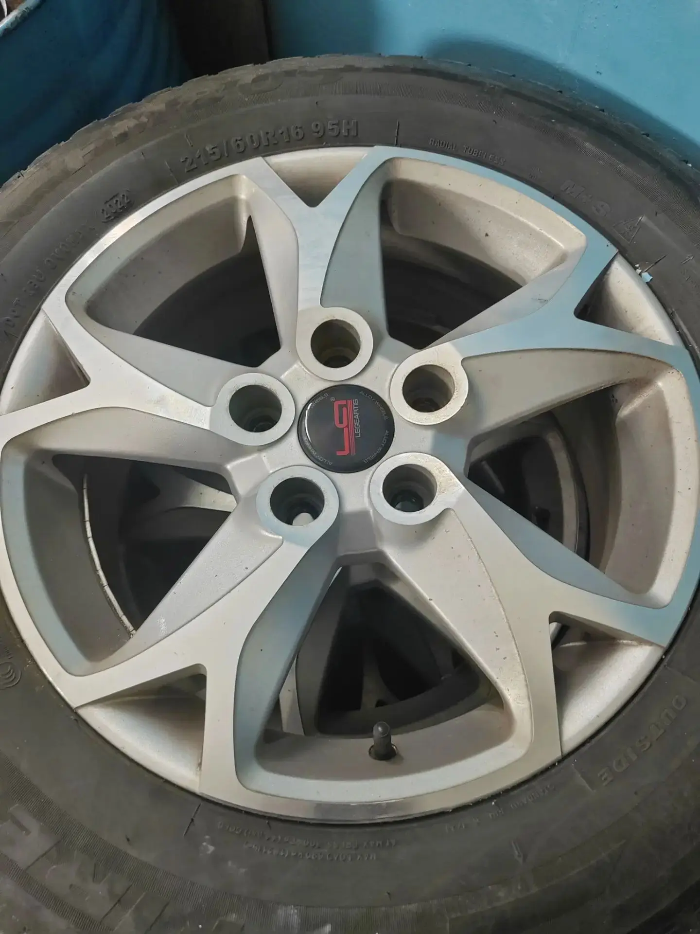 Продам. 25т. Стояли на  "Prius Alpha". 89146136360