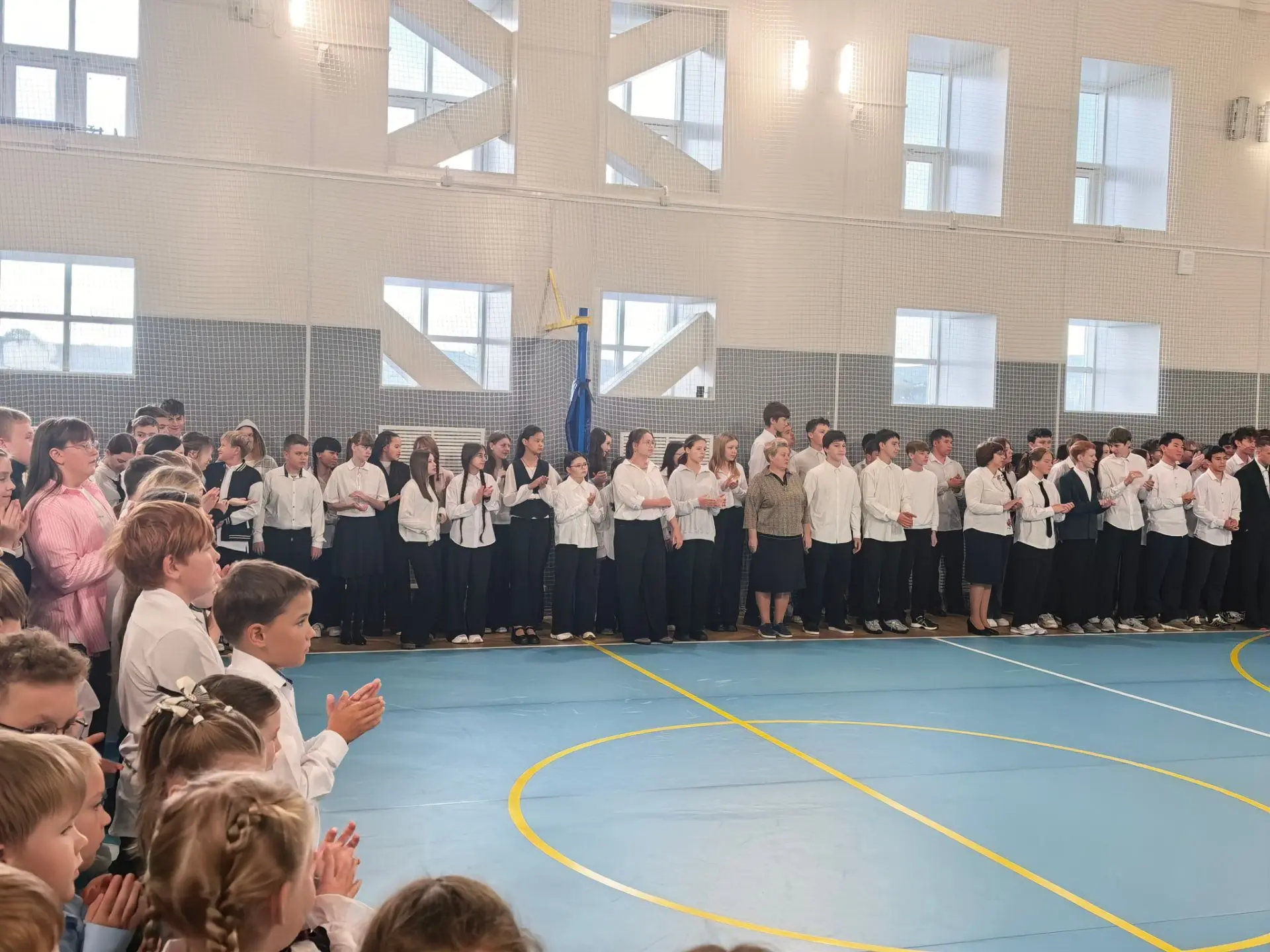 Сегодня в нашей школе прошла торжественная линейка с поднятием флага Российской Федерац...